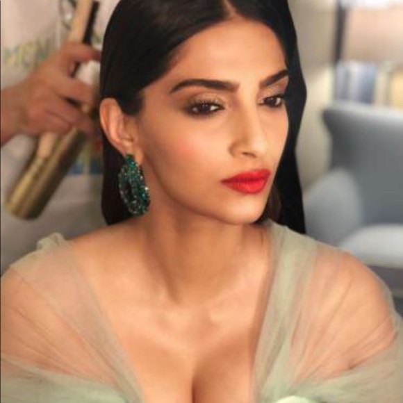 Pretty teardrop green & gold earrings - Picture 3 of 8